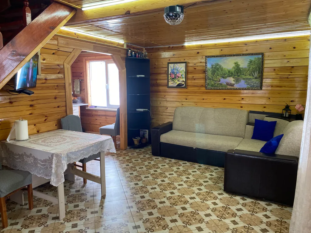 Уютный дом на берегу реки