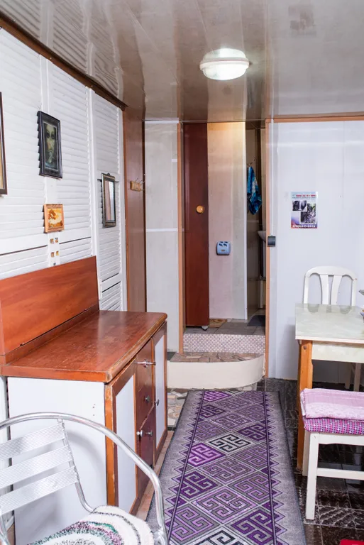 Уютный домик-трейлер в красивом саду