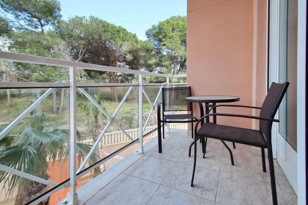 Апартаменты с видом на тихий сад рядом с морем