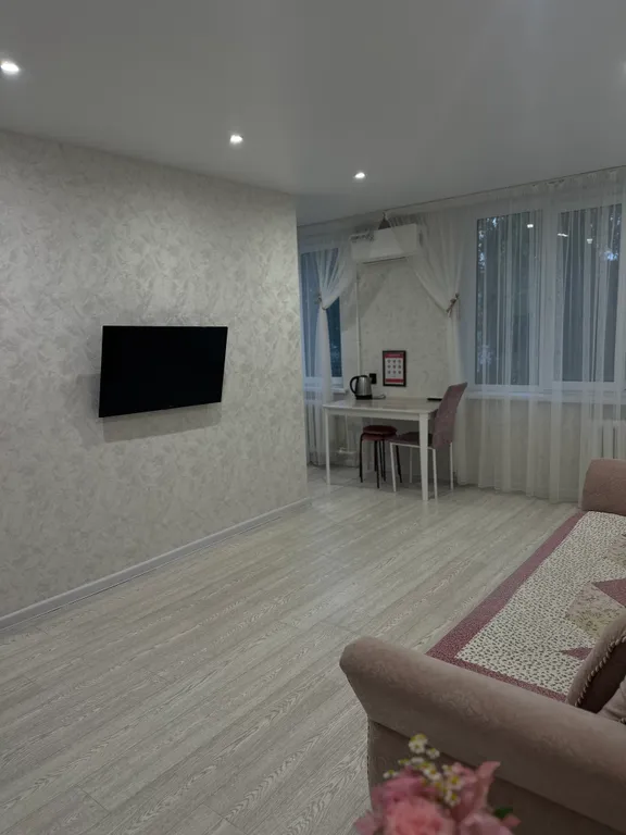 Двухкомнатная квартира с новым ремонтом, рядом с въездом в город