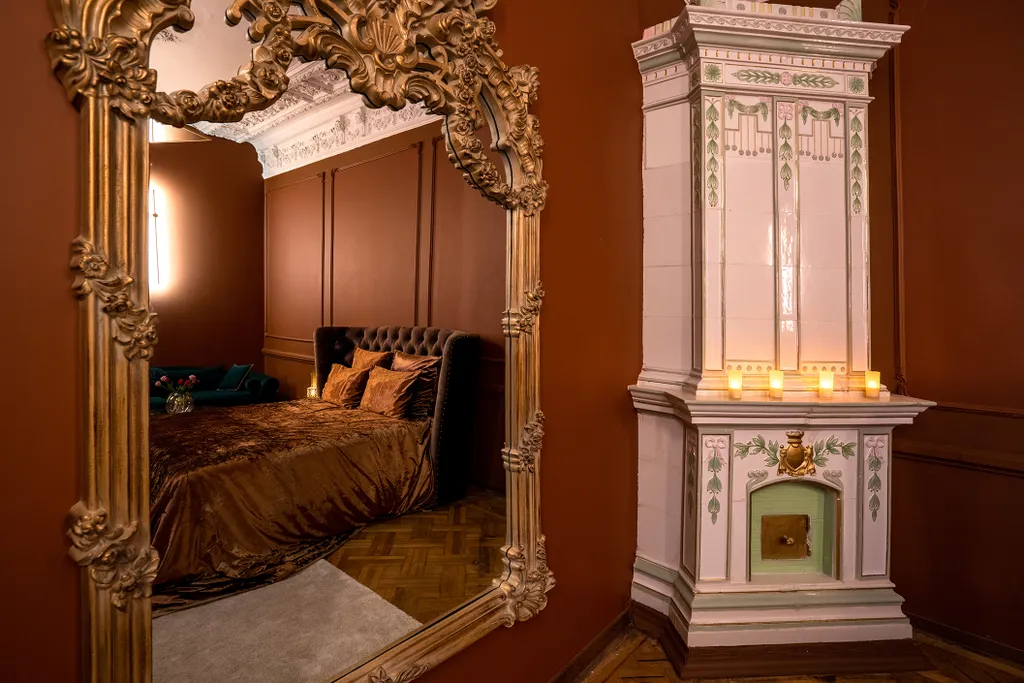 Роскошный номер класса люкс с зеркалами на стенах и потолке