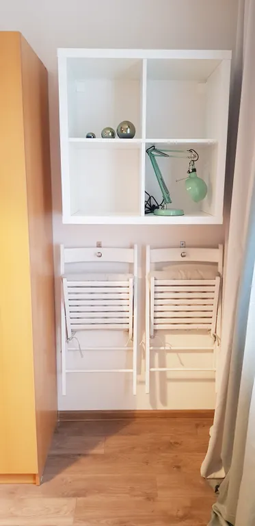 Уютная комната-студия у церкви на холме