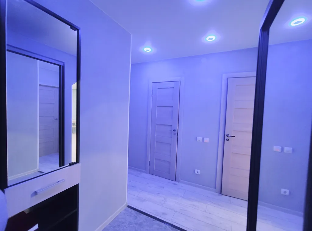 Светлая евро-двушка с горным пейзажем от художника