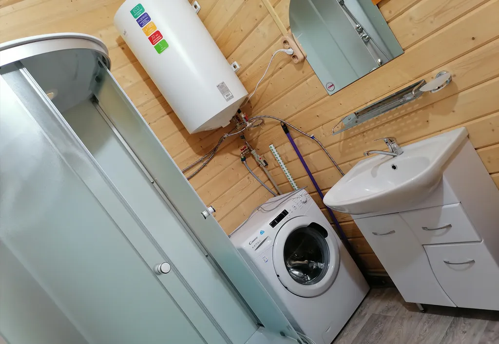 Домик в черешне с видом на город и море