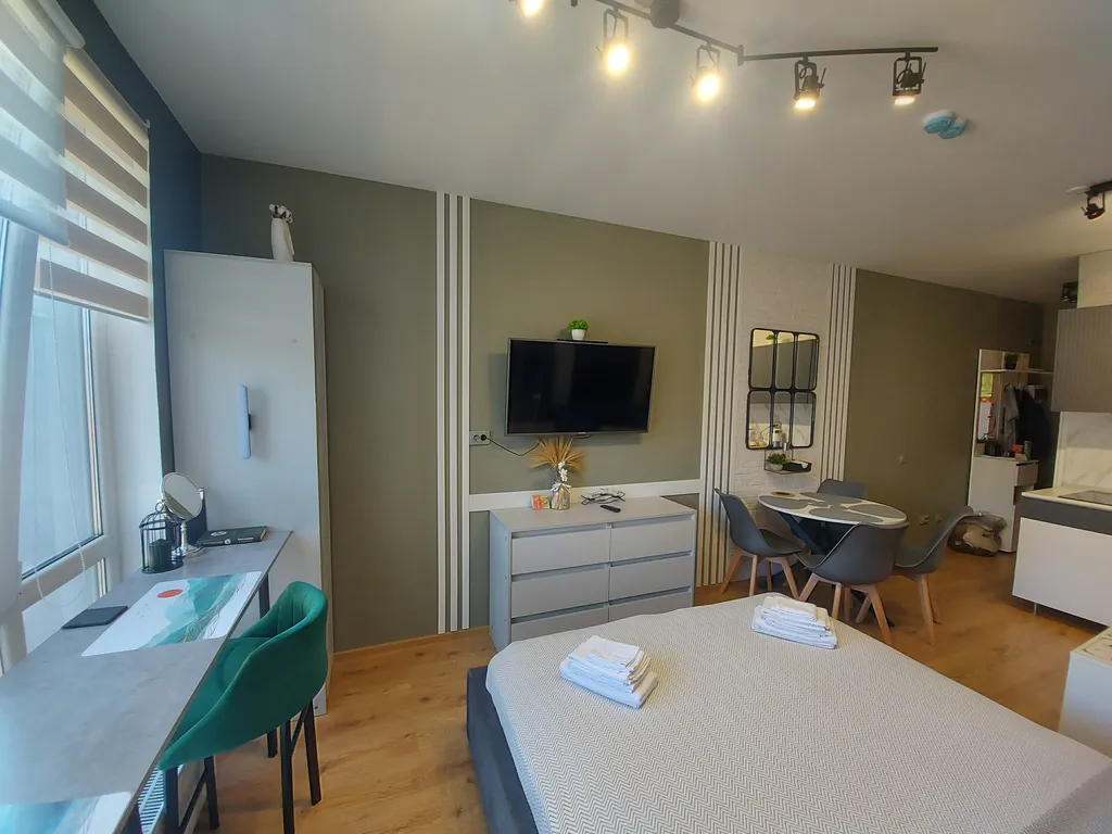 Студия с барной стойкой у окна