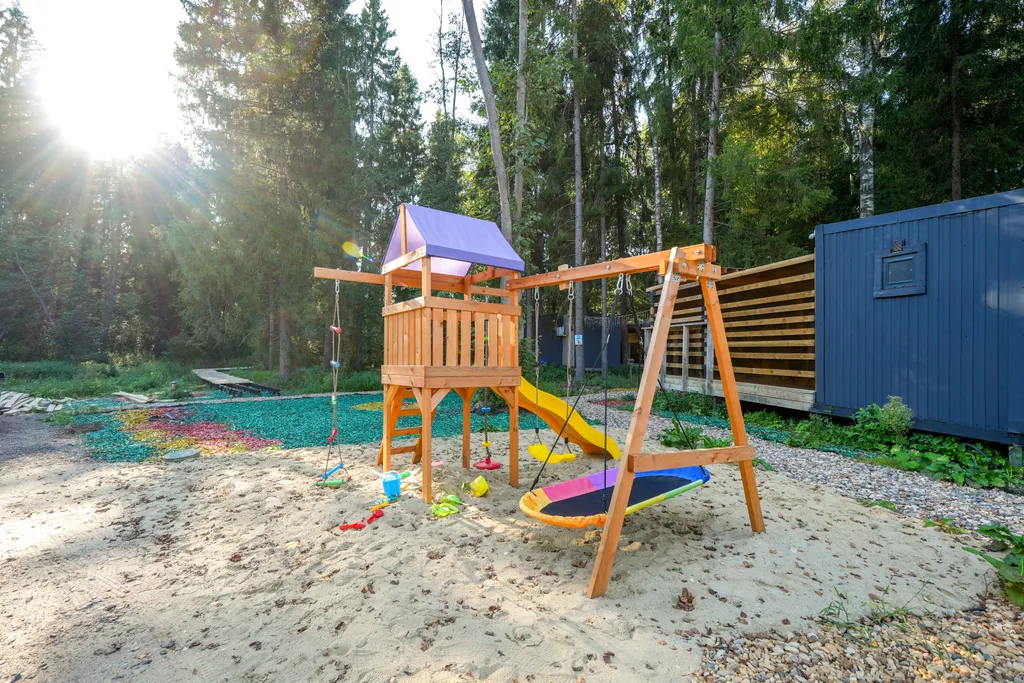 Синий домик в лесу на Живописной улице