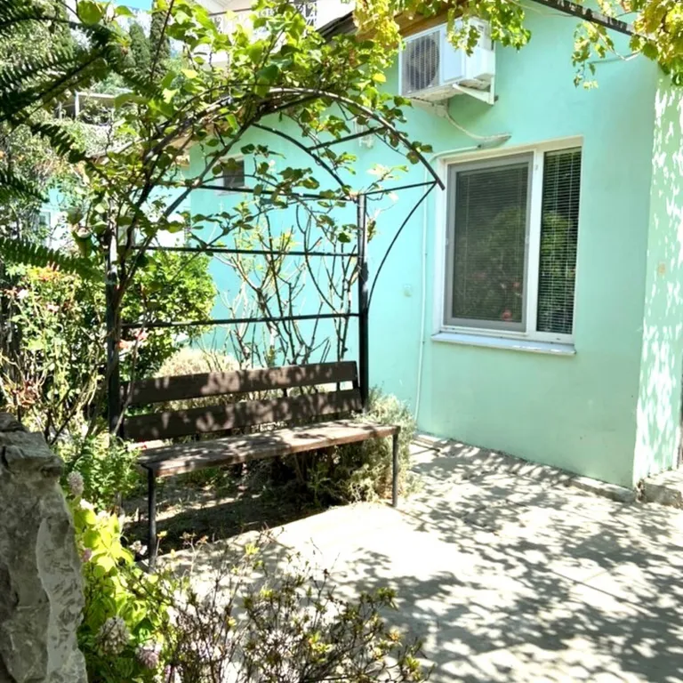 Отдельностоящий домик с беседкой