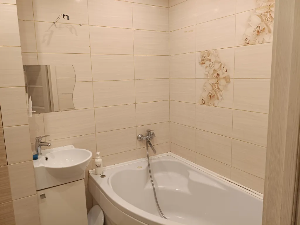 Уютная квартира-студия с большой угловой ванной