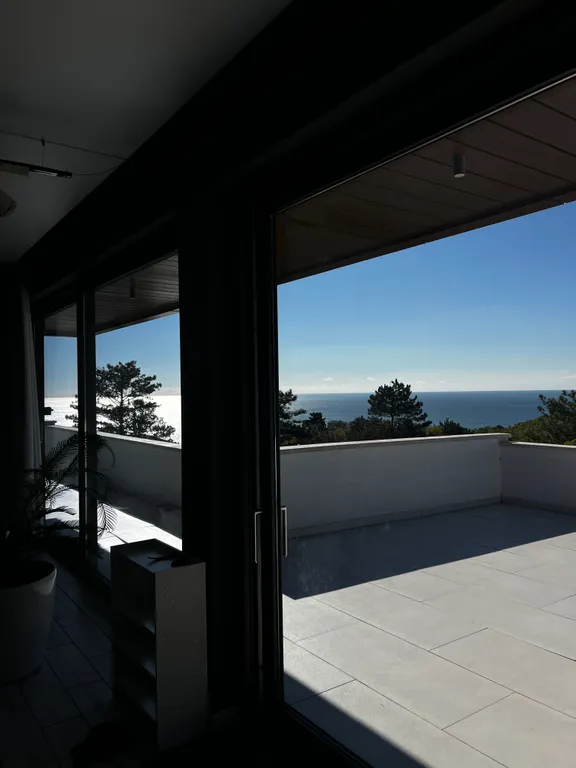 Gide villa посреди леса с видом на море