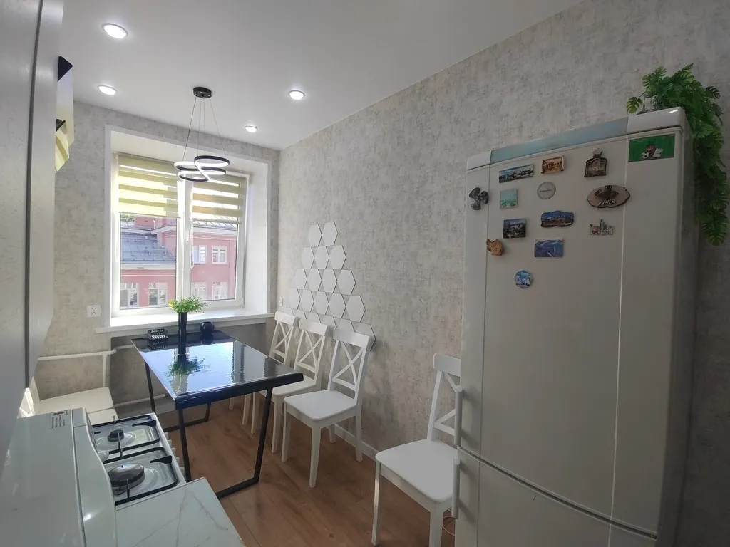 Трёхкомнатная квартира с раздельными комнатами, балконом в центре