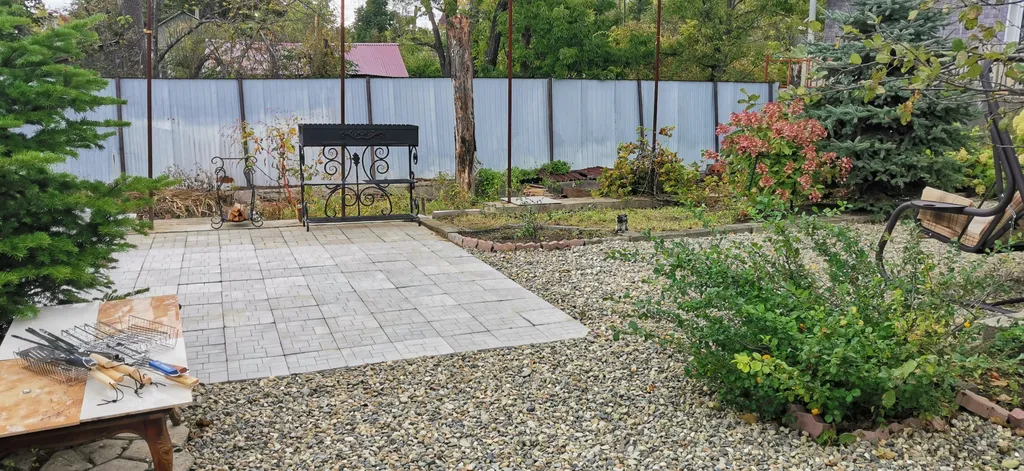 Уютный загородный дом с красивой благоустроенной территорией.