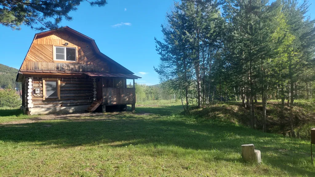 Домик в окружении гор