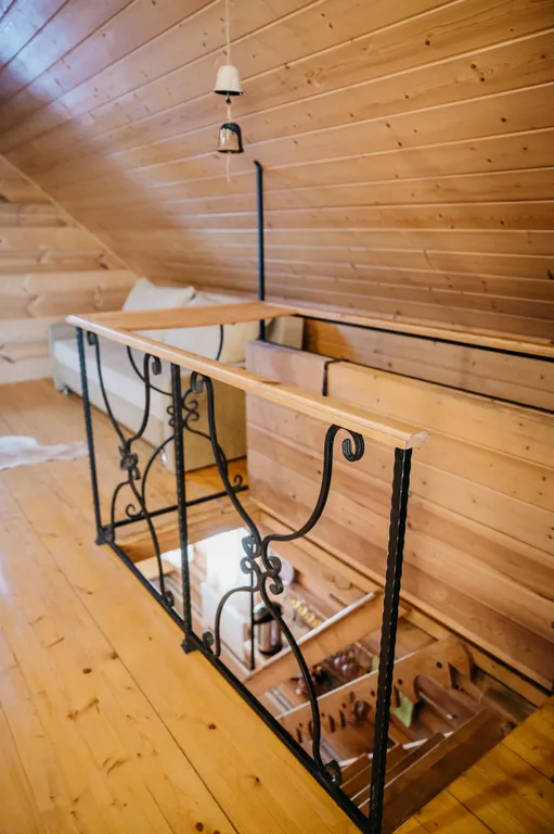 Уютный деревянный домик на берегу пруда с баней