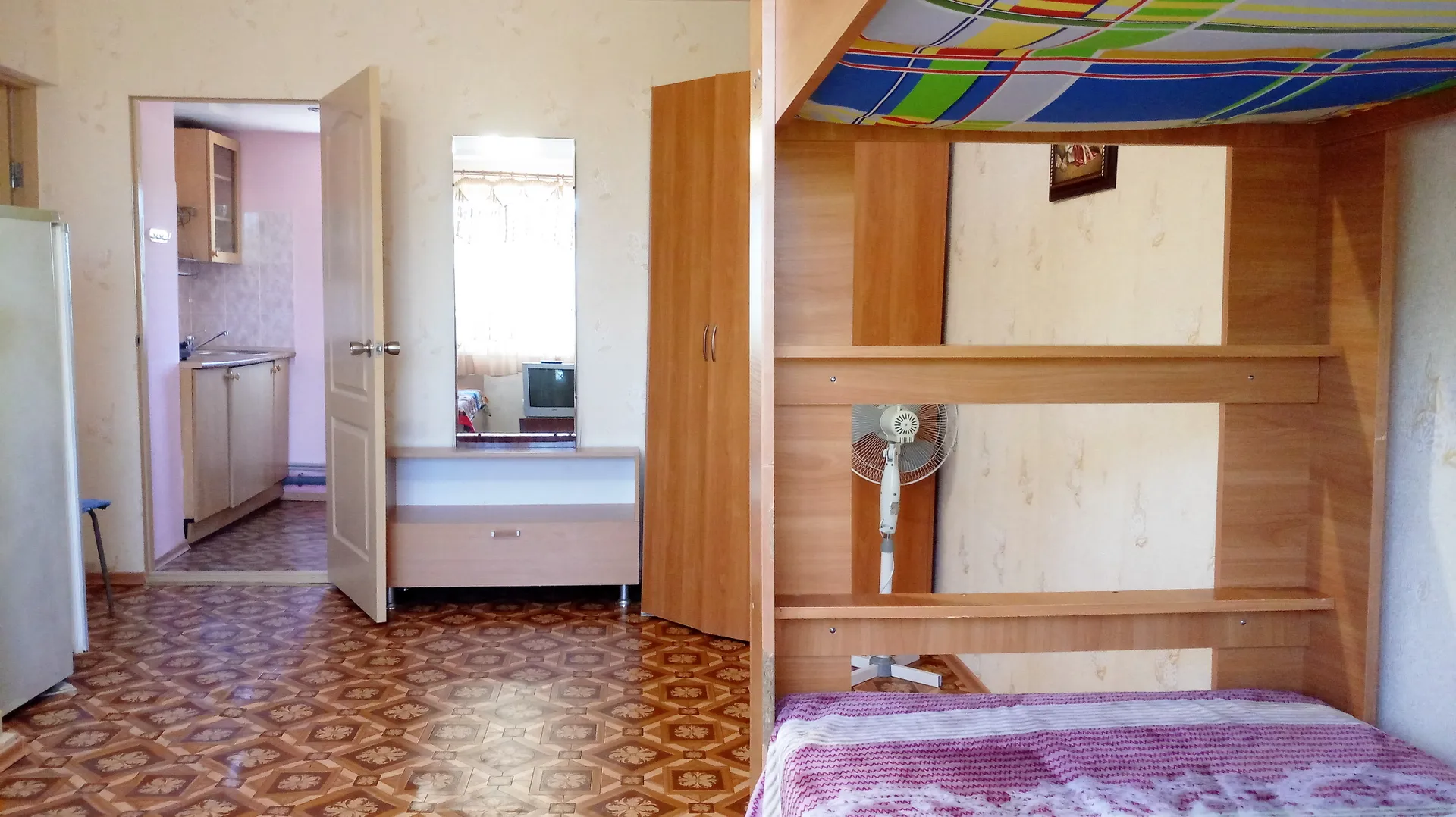 Комната для четырех гостей с мини-кухней и санузлом