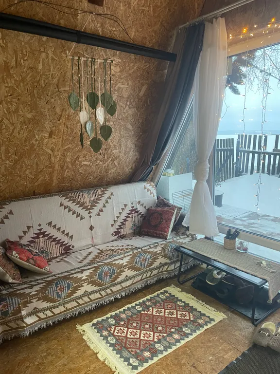 Милый дом на берегу озера