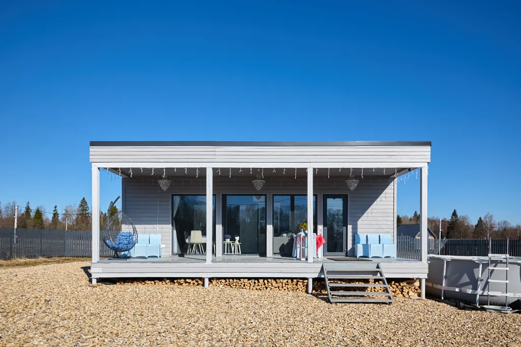 Grey House с дикими зайцами