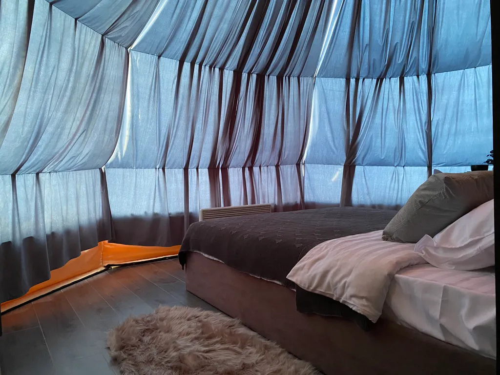 Домик вблизи озера