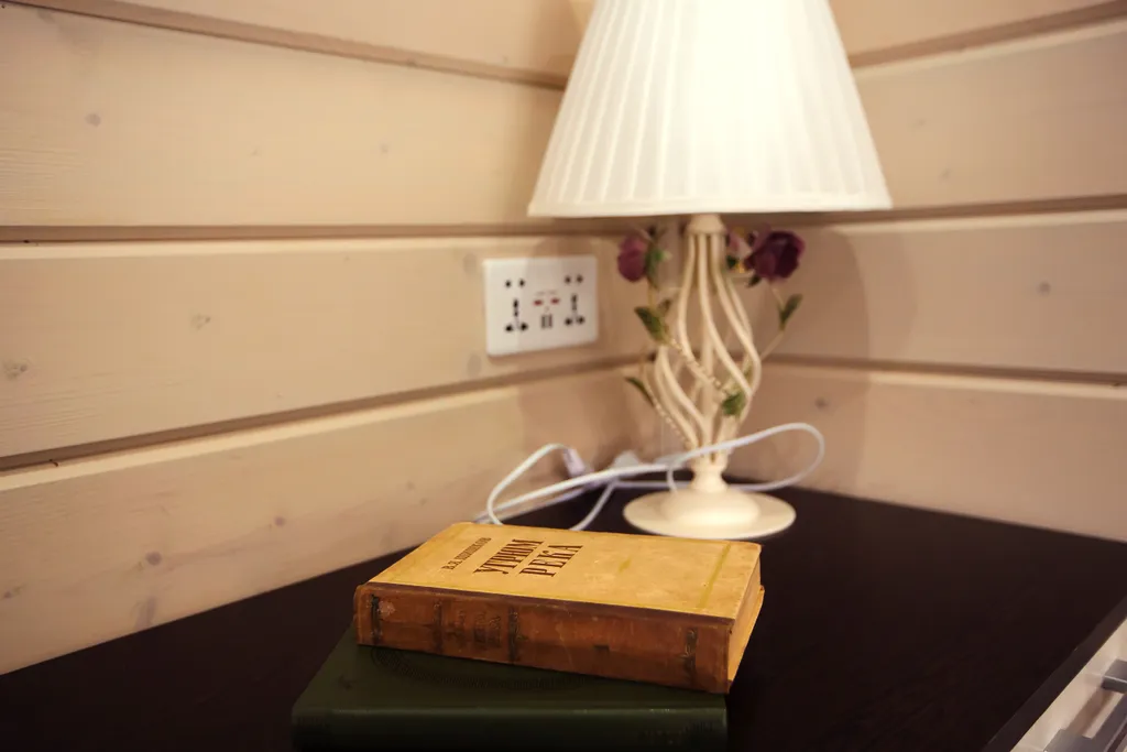 Уютный коттедж в деревенском стиле на берегу озера