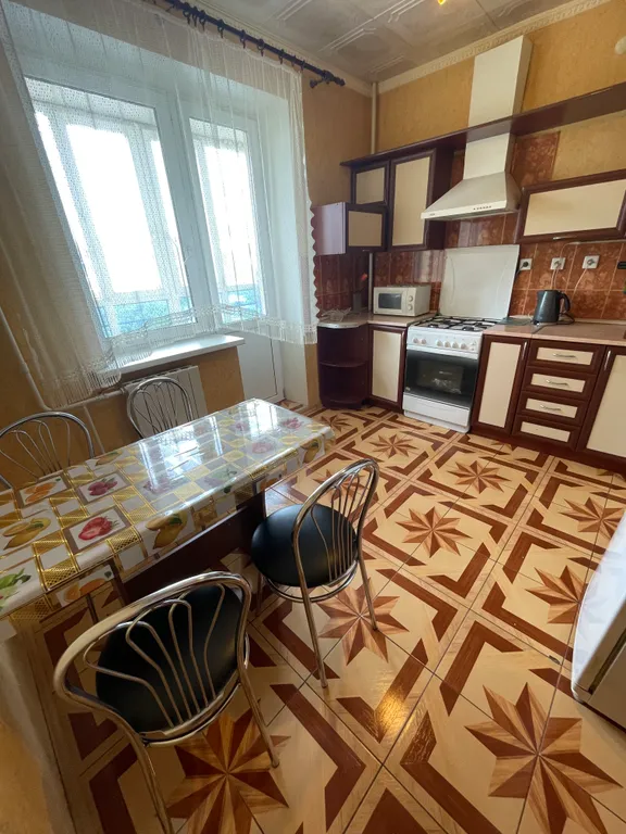 Рядом автовокзал, Мега Гринн