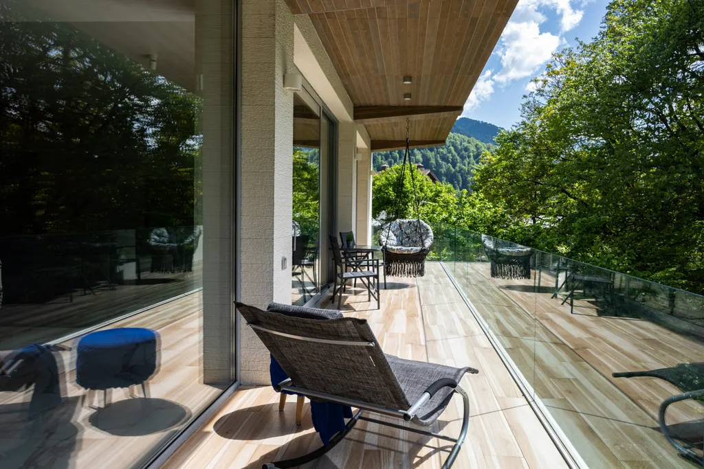 Просторная квартира с живым камином и видом на горы