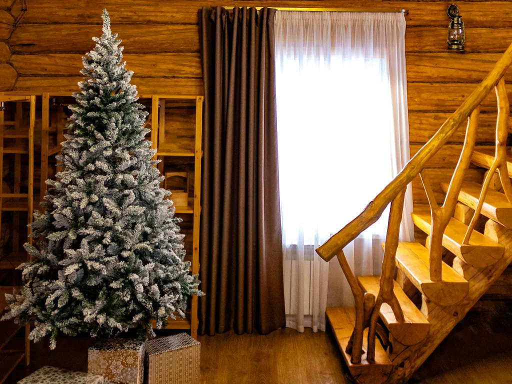 Бревенчатая изба с уникальной отделкой