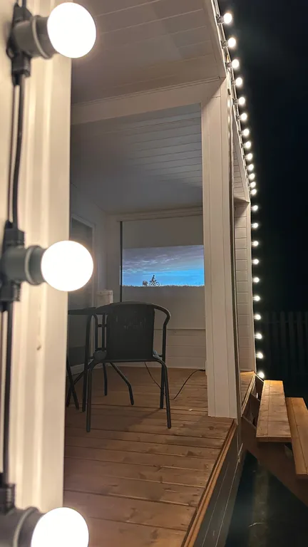 Уютный Белый дом у реки