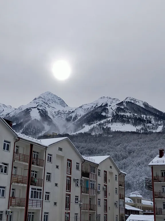 Квартира с балконом и видом на горы