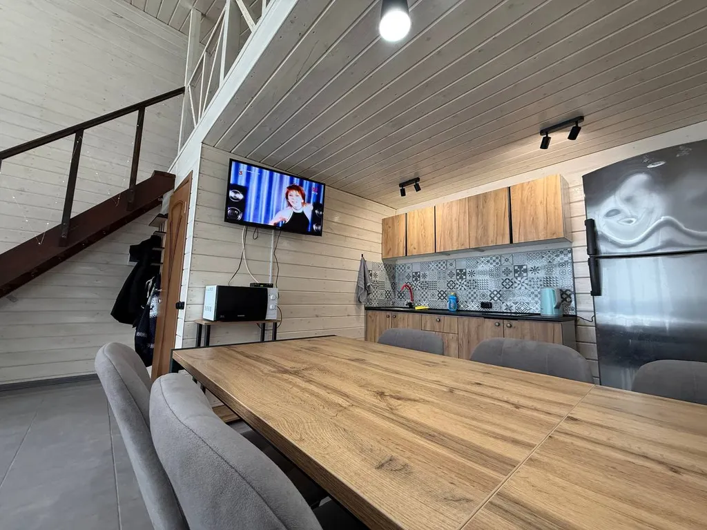 Новый дом в стиле барн Хаус на берегу реки