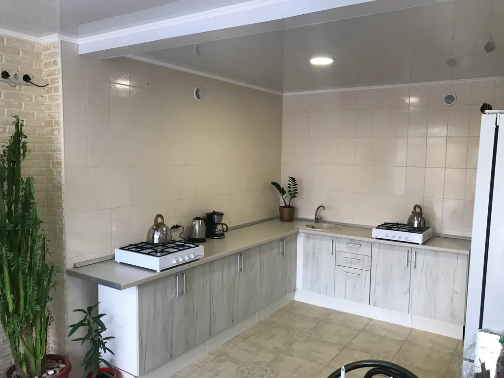 Индивидуальные номера на земле в уютном дворике