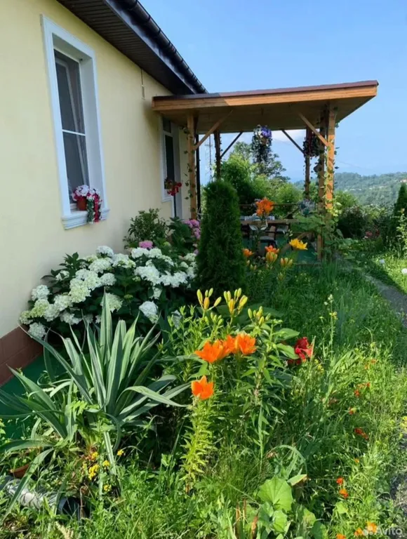 Просторный дом с райским садом на вершине холма с супер видами