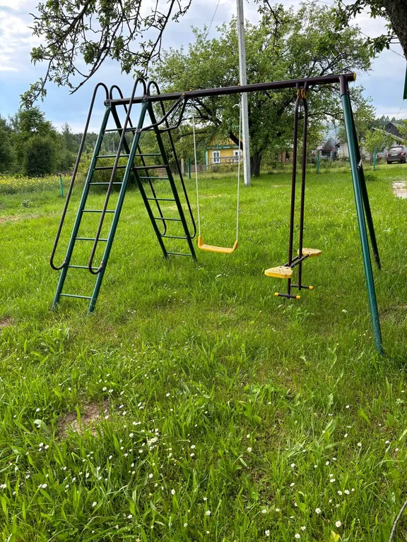 Деревенский домик в лесу