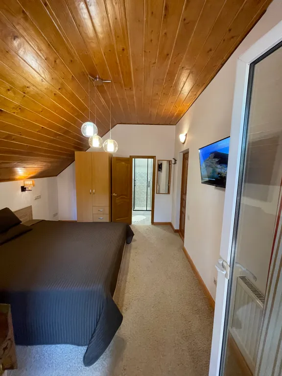 Улучшенный номер с балконом и стильной ванной комнатой