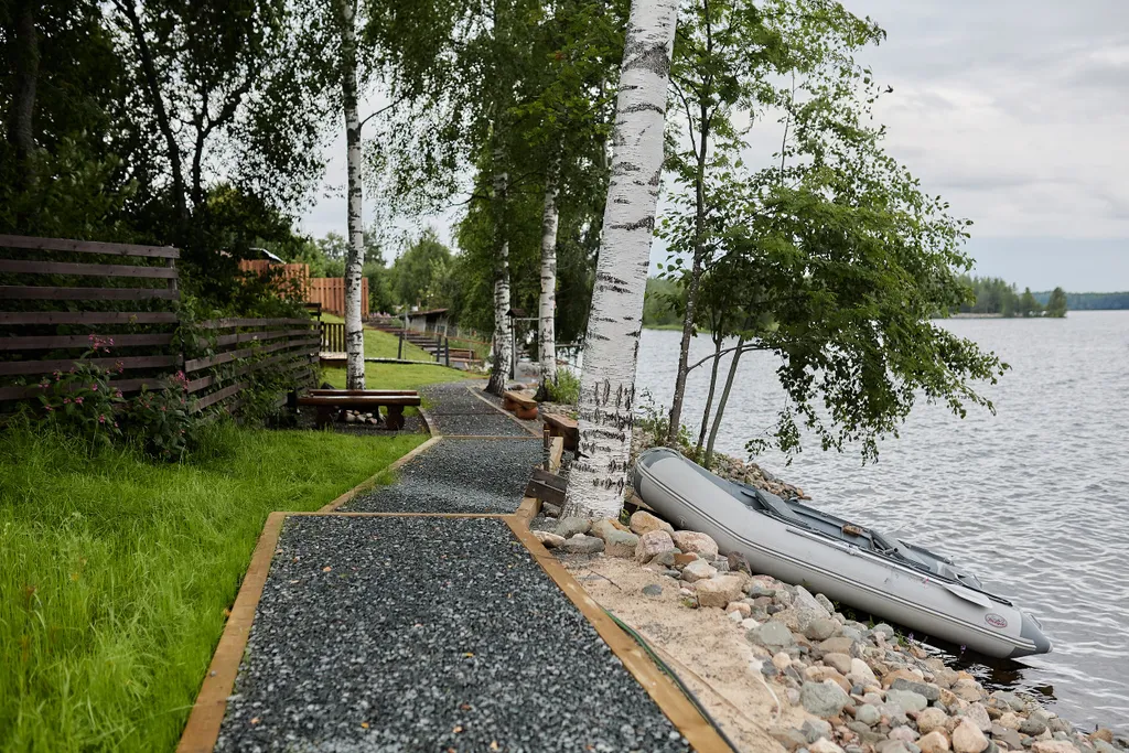 Домик на 2 с панорамным окном прямо на берегу озера