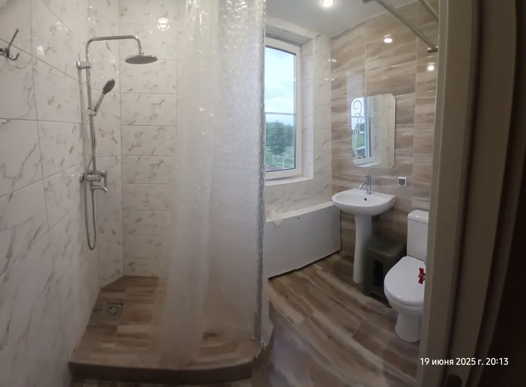 Комната в коттедже с окнами на восток