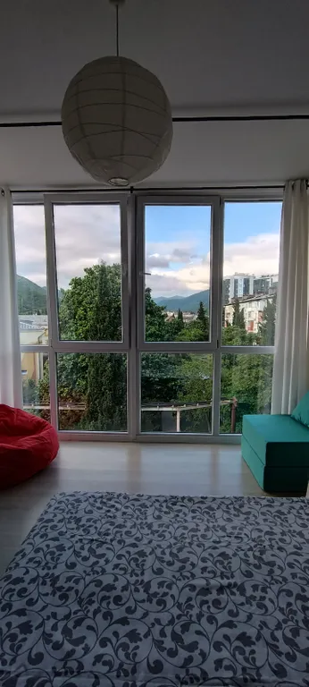 Панорамная студия с видом на горы в самом центре Небуга