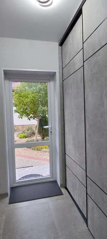 Уютный дом в черте города для комфортного отдыха в лесной местности