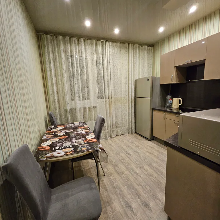 Большая квартира с лоджией в центре города