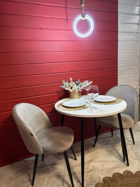 Яркий дом с ванной у панорамного окна