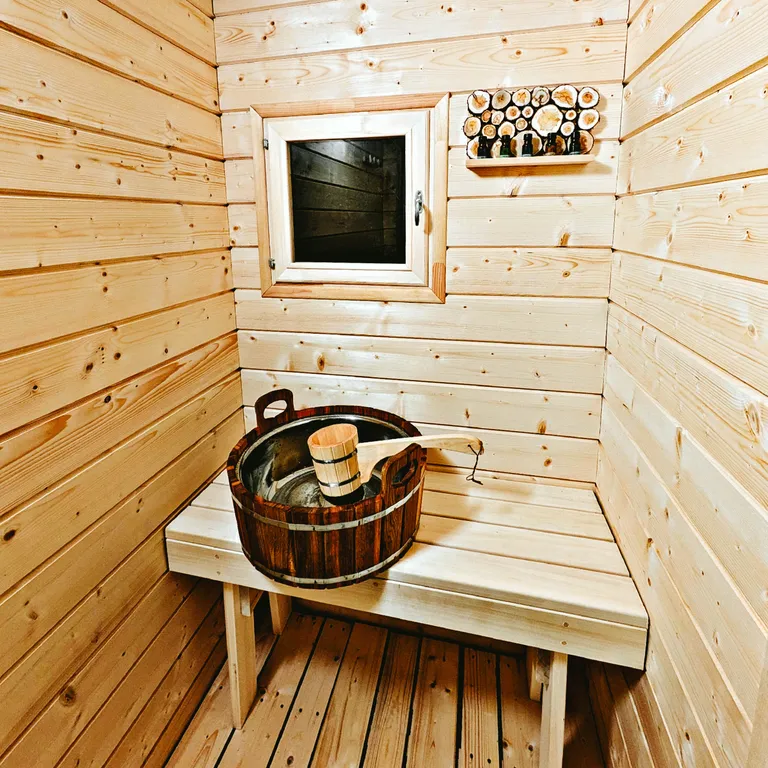 Уютный дом в лесу