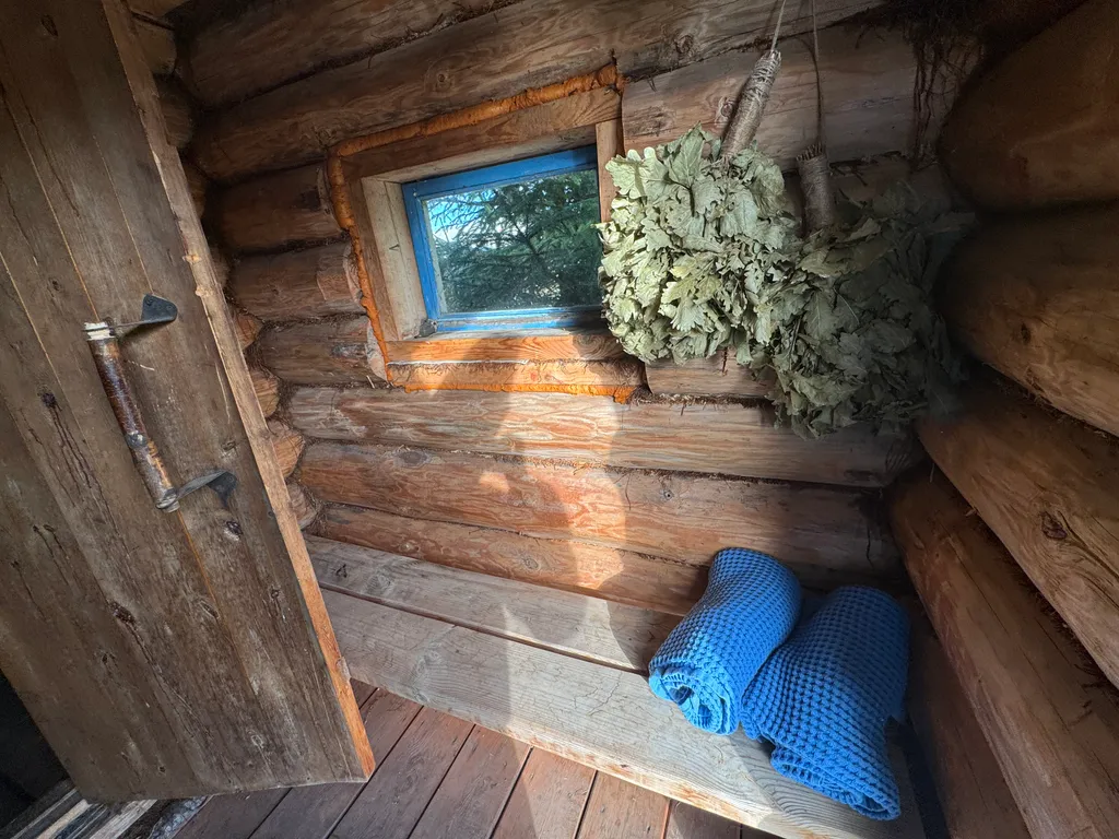 Домик прямо на берегу реки в Карелии