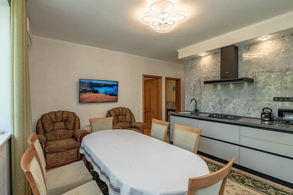 Уютные апартаменты в центре Ялты с видом на горы с 3-балконами