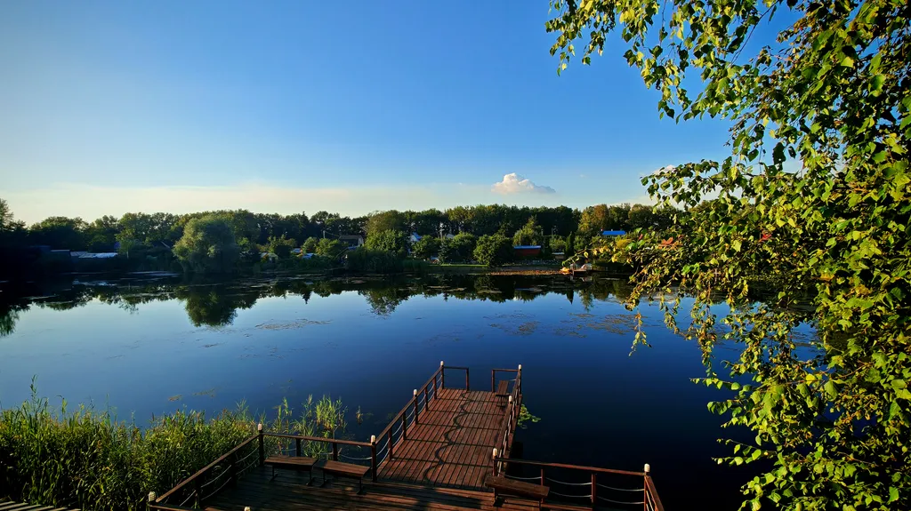 Дома и бани на берегу озера