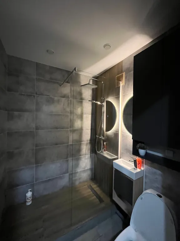 Студия в центре с дизайнерским ремонтом и балконом Город в городе