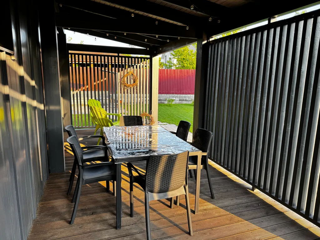 Дом на берегу озера и моря