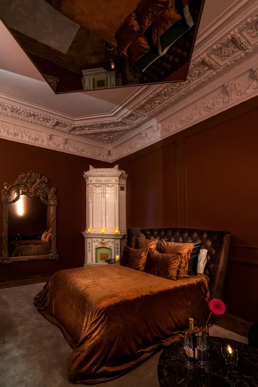 Роскошный номер класса люкс с зеркалами на стенах и потолке