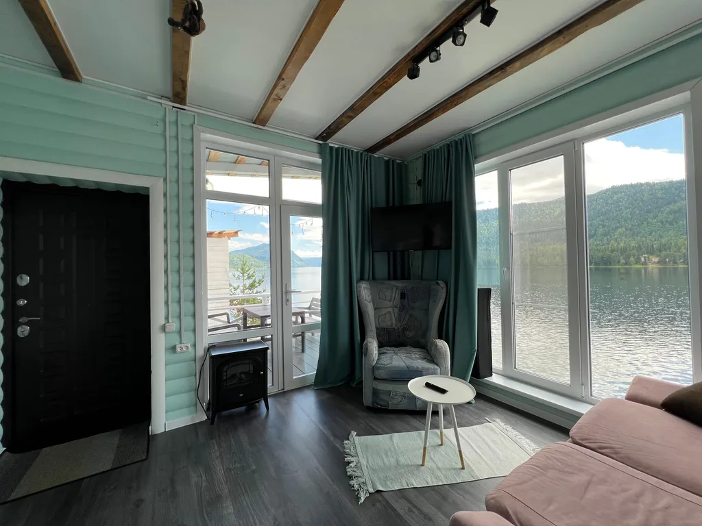 Дом америка на берегу телецкого озера