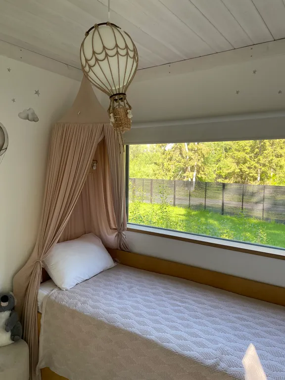 Уютный дом в тишине хвойного леса