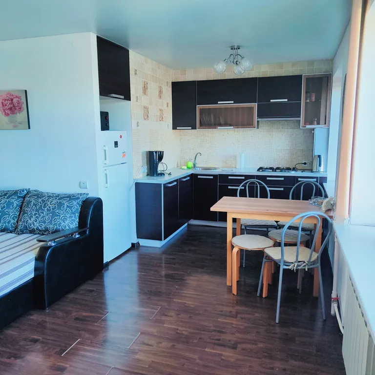 Центр с видом на озеро и парковкой во дворе