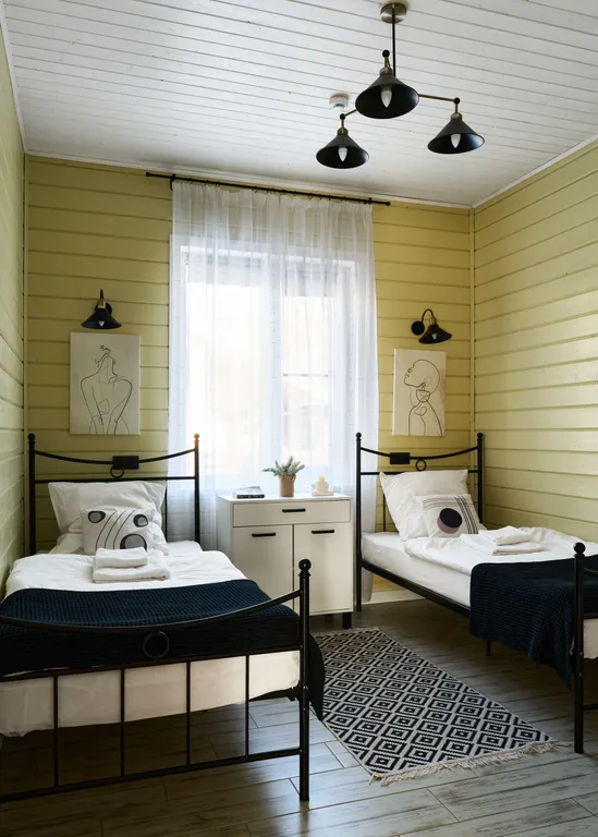 Дом в лесу у озера