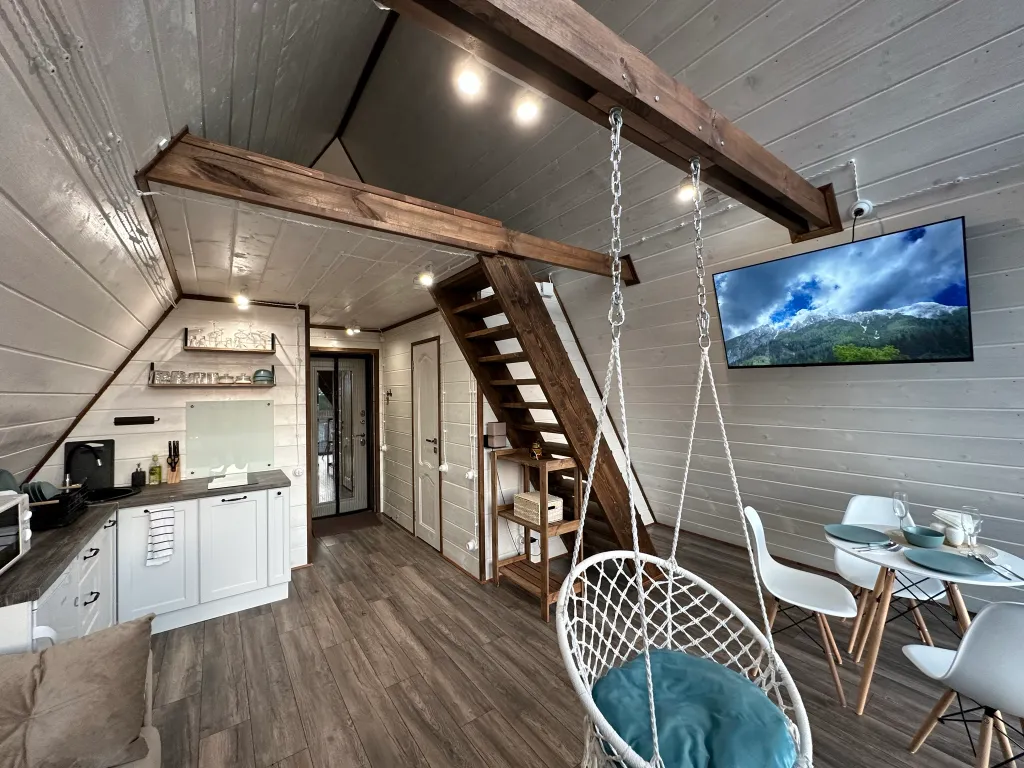 Дом в стиле A-frame на самом берегу реки